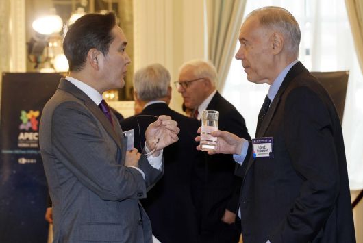 이재용 삼성전자 회장이 25일(현지시간) 미국 워싱턴DC 윌라드 호텔에서 열린 한미 비즈니스 라운드 테이블에서 개리 E 디커슨 어플라이드 머티어리얼즈 CEO와 대화를 하고 있다. 2025.08.25 대통령실사진기자단