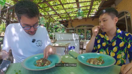 빠니보틀이 현지에서 직접 사냥한 트러플로 요리된 음식을 맛보고 있다. [유튜브 ‘빠니보틀’ 캡처]