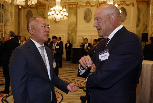 정의선 현대차 회장이  25일(현지시간) 미국 워싱턴DC 윌라드 호텔에서 열린 한미 비즈니스 라운드 테이블에서 개리 콘 IBM 부사장과 대화하고 있다. 2025.08.25 대통령실사진기자단