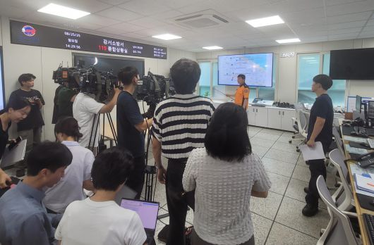 강서소방서 119구조대가 사고 상황을 기자들에게 브리핑 하고 있다. 박태근 기자 ptk@donga.com 김수연 기자 xunnio410@donga.com