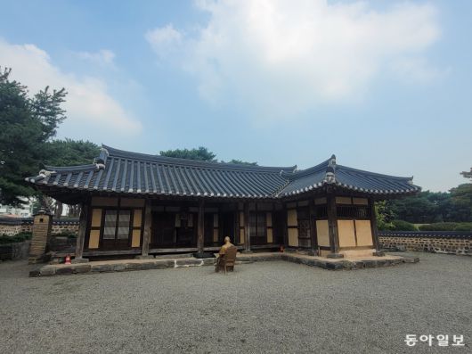 솔뫼성지 내 성 김대건 신부 생가 앞에 세워진 고 프란치스코 교황 동상. 동아일보 DB