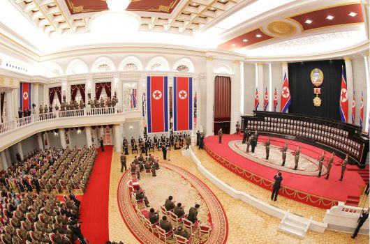 북한 노동당 기관지 노동신문은 21일 김정은 당 총비서가 귀국한 조선인민군 해외작전부대 주요지휘관에게 국가표창을 수여했다고 22일 보도했다.  평양=노동신문 뉴스1