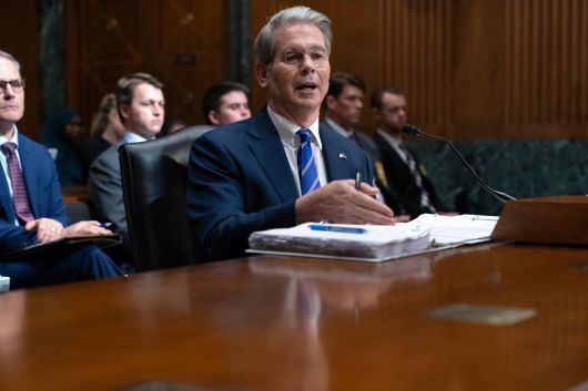 [워싱턴=AP/뉴시스] 스콧 베선트 미 재무장관이 6월 12일(현지 시간) 워싱턴 국회의사당에서 도널드 트럼프 대통령의 2026 회계연도 예산안 요구와 세제 개혁안을 검토하기 위해 상원 재무위원회 청문회에서 증언하고 있다.