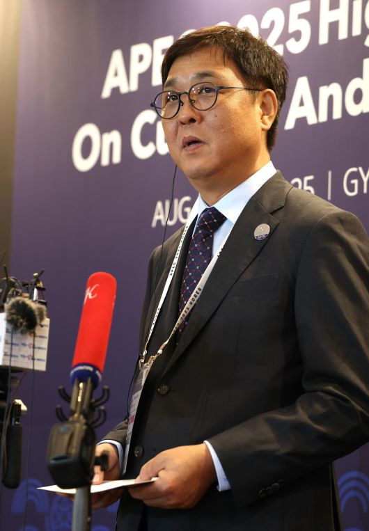 ‘APEC 문화산업고위급대화’ 본회의가 27일 경북 경주시 힐튼호텔에서 열린 가운데 최휘영 문화체육관광부 장관이 질문에 답하고 있다. 문화체육관광부 제공