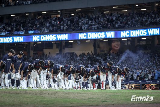 박 원장이 ‘무료 상담’을 내걸게 됐던 22일 창원 NC 방문경기에서 11연패를 당한 롯데 선수단이 팬들에게  인사하고 있다. 롯데는 이날 1회부터 3-0으로 앞섰으나 3회 3-3, 7회 6-6 두 차례 동점을 허용한 뒤 결국 9회에 한 점을 더 내주고 1점 차(6-7)로 패했다. 박 원장은 “12연패 때보다 이날이 더 화가 났다. 숨이 안 쉬어지더라”고 했다. 롯데 자이언츠 제공