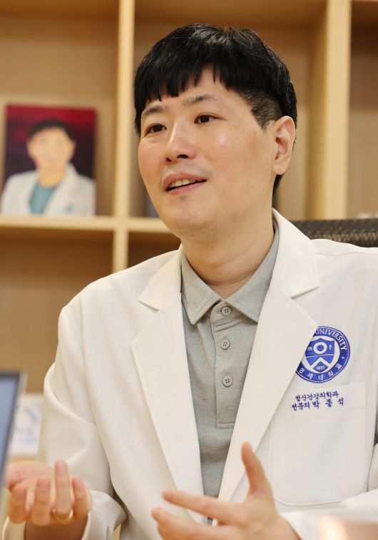박종석 원장은 “물론 팀이 12연패를 하다 보면 욕이 나오고 분노할 수도 있지만 지나친 과몰입은 일상까지 망가뜨릴 수 있다. 그럴 땐  약간만 야구를 내려놓고 가볍게 보시는 걸 추천한다. 야구를 보면서 운동을 하셔도 좋다”며 “롯데에는 아직 20대 초중반의 완전히 성숙하지 않은 청년들이 많다. 이 선수들을 의심하고 지적하기보다는 한 사람으로서의 성장을 기다려 줄 필요가 있다”고 했다. 전영한 기자 scoopjyh@donga.com