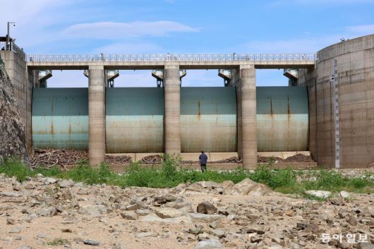 28일 강원 강릉시 주상수원인 오봉저수지 수문 아래까지 바닥이 훤희 드러나 있다. 전영한 기자 scoopjyh@donga.com