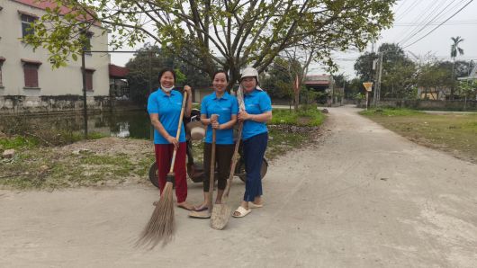 베트남 빈록 지역 하수시설 구축을 위해 마을 길가를 청소하는 주민들. 굿네이버스 제공