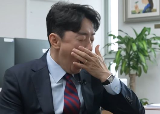 하품하는 강훈식 대통령비서실장. 유튜브