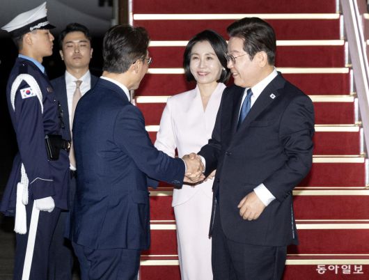 ‘3박 6일’ 일본·미국 순방 일정을 마친 이재명 대통령과 김혜경 여사가 28일 새벽 경기 성남시 서울공항을 통해 귀국해 김민석 국무총리와 인사하고 있다. 송은석 기자 silverstone@donga.com