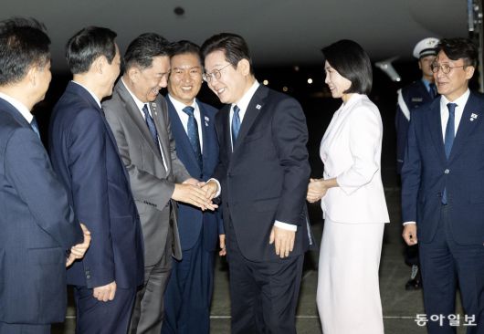 ‘3박 6일’ 일본·미국 순방 일정을 마친 이재명 대통령과 김혜경 여사가 28일 새벽 경기 성남시 서울공항을 통해 귀국해 김병기 더불어민주당 원내대표와 인사하고 있다. 송은석 기자 silverstone@donga.com