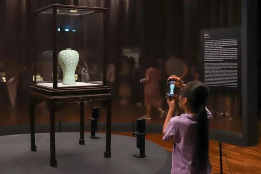 최근 대구간송미술관을 찾은 어린이 관람객이 고려청자를 대표하는 걸작인 청자상감운학문매병의 사진을 찍고 있다. 대구간송미술관 제공