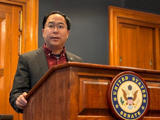 앤디 김(민주·뉴저지) 미국 상원의원이 28일(현지 시간) 미국 워싱턴DC 상원 건물에서 한국 특파원들과 만나 발언하고 있다. ⓒ뉴시스
