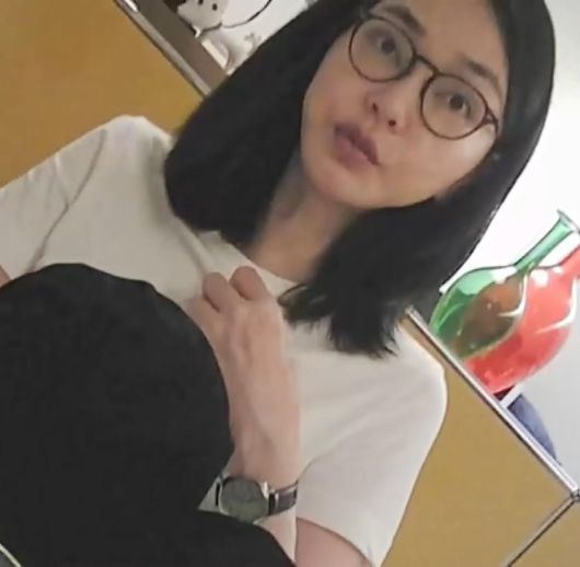 디올백 영상 속 ‘바쉐론’ 추정 손목시계 2022년 9월 13일 최재영 씨가 서울 서초동 코바나컨텐츠 사무실에서 김건희 여사에게 디올백을 건네며 촬영한 영상 속 김 여사가 착용한 손목시계가 바쉐론 콘스탄틴 제품과 유사하다는 의혹이 제기됐다. 사업가 서모 씨는 같은 해 9월 7일 전달했다고 주장했지만, 김 여사는 특검에 “모른다”는 취지로 밝힌 바 있다. 서울의소리 유튜브 캡처