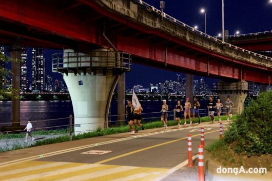 한강을 달리는 룰루레몬 런클럽 참가자들.