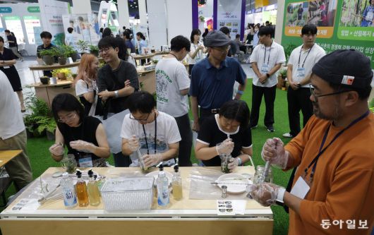 산림청은 임산물로 칵테일 ‘모히토’ 만들기 행사를 마련했다. 박형기 기자 oneshot@donga.com