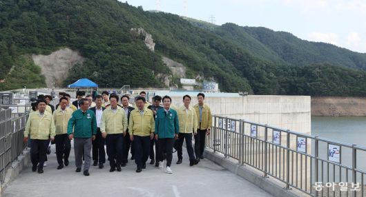 이재명 대통령이 30일 강원 강릉시 성산면 오봉저수지를 방문해 가뭄 대응 추진 상황을 점검한 뒤 윤호중 행정안전부 장관 등과 함께 이동하고 있다. 대통령실사진기자단