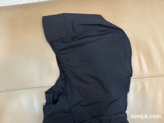 룰루레몬 패스트 앤 프리 자켓의 모자 부분. 부분마다 다른 소재를 사용해 기능성을 높였다.