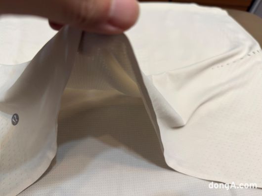 룰루레몬 패스트 앤 프리 탱크에 사용된 소재는 매우 얇고 가볍다.