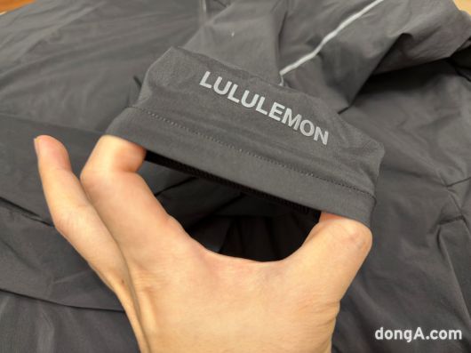 룰루레몬 패스트 앤 프리 자켓은 플라스틱을 혼합한 면으로 제작한 듯 탄력이 뛰어나다.