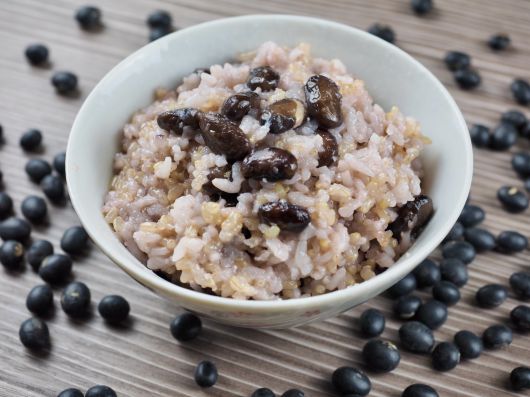 현미와 콩을 섞은 잡곡밥. 흰쌀밥 대신 현미, 콩, 귀리 등을 조금만 섞어도 식이섬유와 미네랄이 크게 늘어난다. 혈당 조절에 도움을 주고 포만감을 오래 유지해 과식을 예방한다. 장수식단의 기본으로 꼽히는 건강한 밥상이다. ⓒ게티이미지뱅크