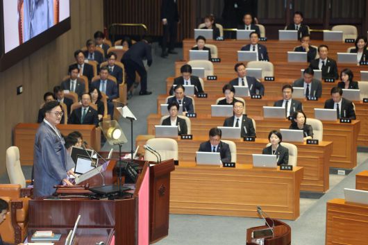 1일 서울 여의도 국회 본회의장에서 열린 제429회 정기국회 개회식에 민주당 의원들은 한복을. 국민의힘 의원들은 근조 리본을 달고서 상복차림으로 참석했다. 장승윤 기자 tomato99@donga.com