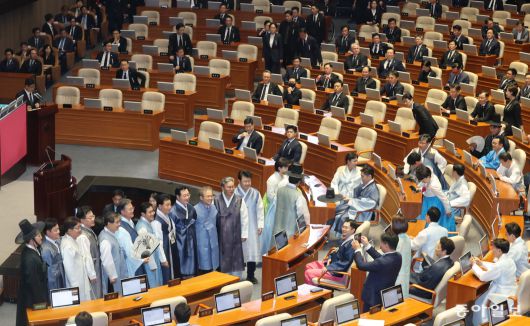 1일 서울 여의도 국회 본회의장에서 열린 제429회 정기국회 개회식에 민주당 의원들은 한복을. 국민의힘 의원들은 근조 리본을 달고서 상복차림으로 참석했다. 장승윤 기자 tomato99@donga.com