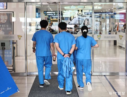 의대 정원에 반발해 병원을 떠났던 사직 전공의 상당수가 업무 현장에 복귀한 1일 오후 서울 시내의 한 대학병원에서 점심식사를 마친 의료진들이 업무에 복귀하고 있다. 양회성 기자 yohan@donga.com