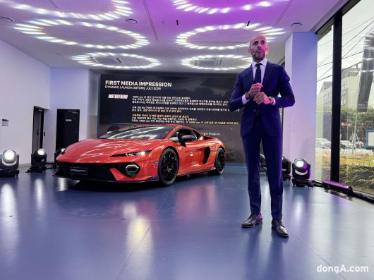 프란체스코 스카르다오니 람보르기니 아시아 태평양 지역 디렉터가 ‘테메라리오’를 소개하고 있다.