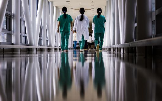 의과대학 증원 정책에 반발해 집단 사직했던 전공의들이 수련병원에 복귀한 1일 서울 시내의 한 대학병원에서 의료진들이 이동하고 있다. 2025.09.01 뉴시스