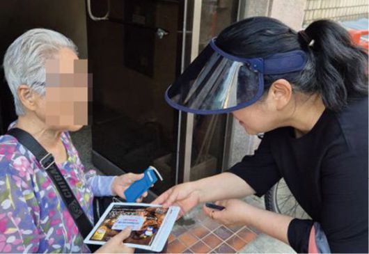 구 관계자가 복지사각지대 발굴을 위해 1인 가구를 찾아 상담을 하고 있다. 용산구 제공