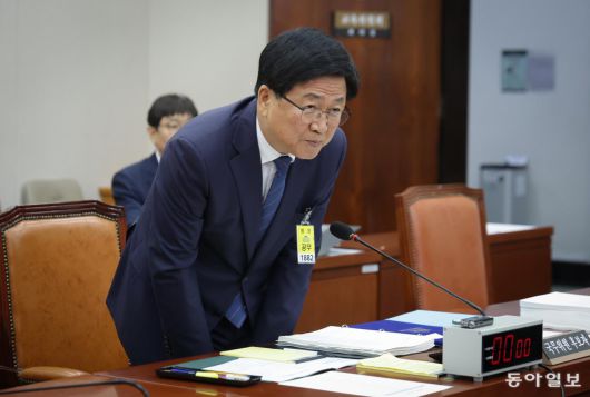 최 후보자가 2일 국회에서 교육위원회 인사청문회 시작 전 의원들에게 인사하고 있다. 박형기 기자 oneshot@donga.com