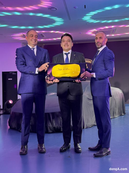 페데리코 포스치니 람보르기니 CMO(왼쪽)와 프란체스코 스카르다오니 아시아·태평양 지역 디렉터가 1일 람보르기니 부산에서 람보르기니 기념패를 들고있는 권혁민 도이치오토모빌그룹 부회장과 기념 사진을 촬영하고 있다.