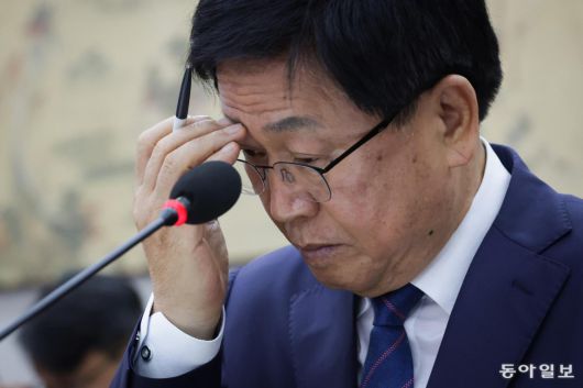 최 후보자가 의원 질의를 듣는 도중 굳은 표정을 지은 채 이마를 만지고 있다. 박형기 기자 oneshot@donga.com