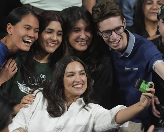 알렉산드리아 오카시오코르테스 미국 민주당 하원의원(아래)이 20일(현지 시간) 애리조나주 템피에서 열린 ‘과두정치 반대’ 집회에서 지지자들과 사진을 찍고 있다. 템피=AP 뉴시스