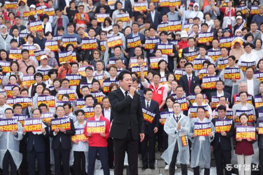 4일 오전 서울 여의도 국회 본청 앞 계단에서 열린 ‘국민의힘 야당말살 정치탄압 특검수사 규탄대회’에서 장동혁 대표 등 참석자들이 구호를 외치고 있다. 장승윤 기자 tomato99@donga.com
