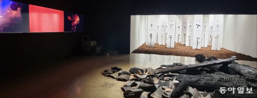 청주공예비엔날레에 전시된, 올해 경북 산불로 전소된 고운사의 잔해와 그 나무들로 제작한 지팡이 작품. 장기우 기자 straw825@donga.com