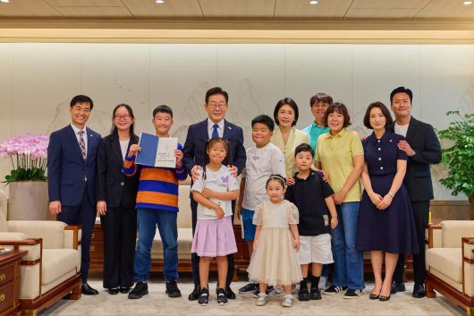 이재명 대통령과 김혜경 여사가 4일 서울 용산 대통령실 청사에서 어린이 초청 행사에 참석한 어린이 가족과 기념촬영을 하고 있다. 사진=대통령실 제공