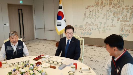 이재명 대통령이 4일 서울 용산 대통령실 청사에서 열린 양대 노총 위원장과 오찬 간담회에서 발언하고 있다. (대통령실통신사진기자단) 뉴시스