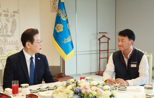 이재명 대통령이 4일 서울 용산 대통령실 청사에서 열린 양대 노총 위원장과 오찬 간담회에서 발언하고 있다. (대통령실통신사진기자단) 뉴시스