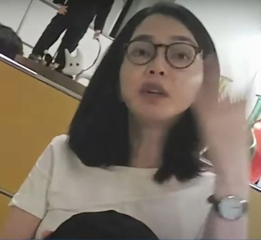 디올백 영상 속 ‘바쉐론’ 추정 손목시계. 2022년 9월 13일 최재영 씨가 서울 서초동 코바나컨텐츠 사무실에서 김건희 여사에게 디올백을 건네며 촬영한 영상 속 김 여사가 착용한 손목시계가 바쉐론 콘스탄틴 제품과 유사하다는 의혹이 제기됐다. 사업가 서모 씨는 같은 해 9월 7일 전달했다고 주장했지만, 김 여사는 특검에 “모른다”는 취지로 밝힌 바 있다. 서울의소리 유튜브 캡처