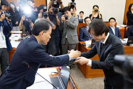 주병기 공정거래위원장 후보자가 5일 서울 여의도 국회에서 열린 인사청문회에 출석해 선서 후 선서문을 윤한홍 정무위원장에게 전달하고 있다. 2025.9.5/뉴스1