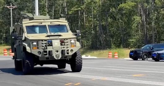 4일(현지 시간) 미국 조지아주 현대차-LG에너지솔루션 합작 배터리 공장 건설 현장을 미국 단속당국의 특수전술차량이 급습하고 있다. 서배너모닝뉴스 화면 캡처