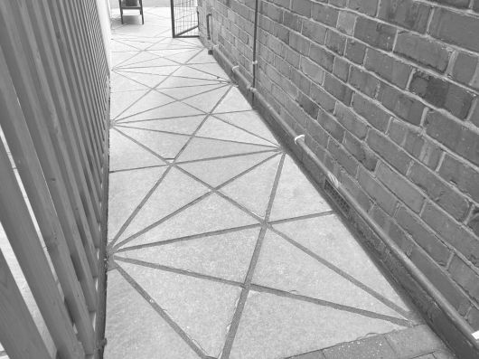 기원전 1550년경 유물인 ‘아메스 파피루스’(위쪽 사진)에는 삼각형을 활용해 피라미드의 경사면 길이를 계산하는 과정이 담겼다. 이 책은 이처럼 인류가 삼각형으로 삶의 문제를 풀어 온 다양한 사례를 소개한다. 오늘날 사람들은 바닥을 타일로 빈틈없이 채우는 데도 삼각형을 쓴다. 해나무 제공