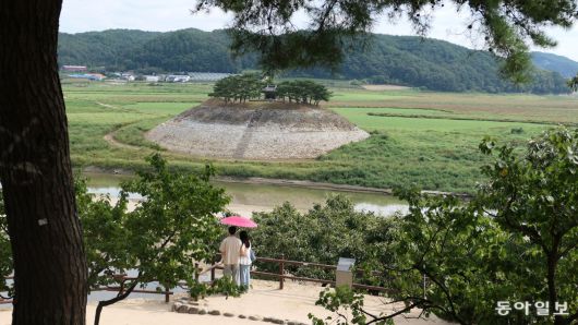 도산서원 앞 강 너머 시사단이 보인다. 조선 시대 정조가 명해 이곳에서 특별 과거 시험인 ‘도산 별과’를 치렀다. 안동댐으로 강 수위가 높아지면서 높이 10m가량의 단을 쌓아 올렸다.