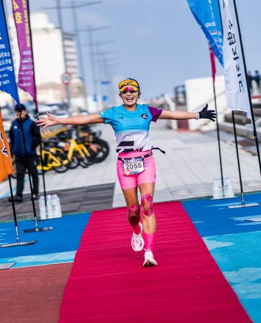 신민아 씨가 올 5월 열린 제주국제울트라마라톤대회 200km를 완주한 뒤 기쁜 표정으로 결승선으로 들어오고 있다. 신민아 씨 제공.