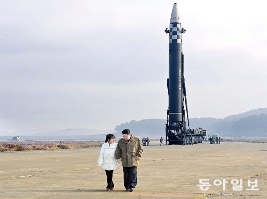 2022년 11월 27일, 대륙간탄도미사일 발사 시험장에서 딸의 손을 잡고 걷고 있는 김정은. 김주애의 얼굴은 이날 처음 공개됐다. 동아일보 DB