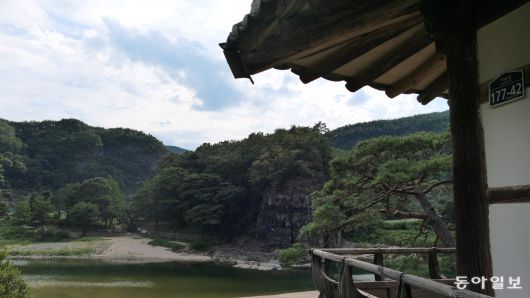 고산정에서 바라본 큰 바위 절벽 고산.