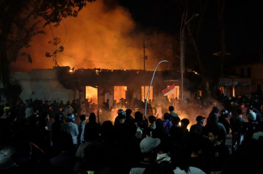 8월 30일 인도네시아 동자바주 수라바야에서 시위대의 방화로 주지사 관저가 불타고 있다. AP 뉴시스