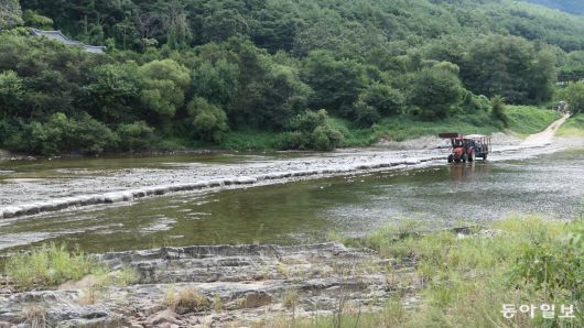 안동 맹개마을에서 농암종택으로 이어지는 징검다리. 최근에 놓았다. 보통은 맹개마을 주인이 트랙터를 개조한 차량에 방문객을 태우고 물길을 가로지른다. 주로 양조장 투어 참가자나 주인 부부가 운영하는 펜션 숙박객들이다.